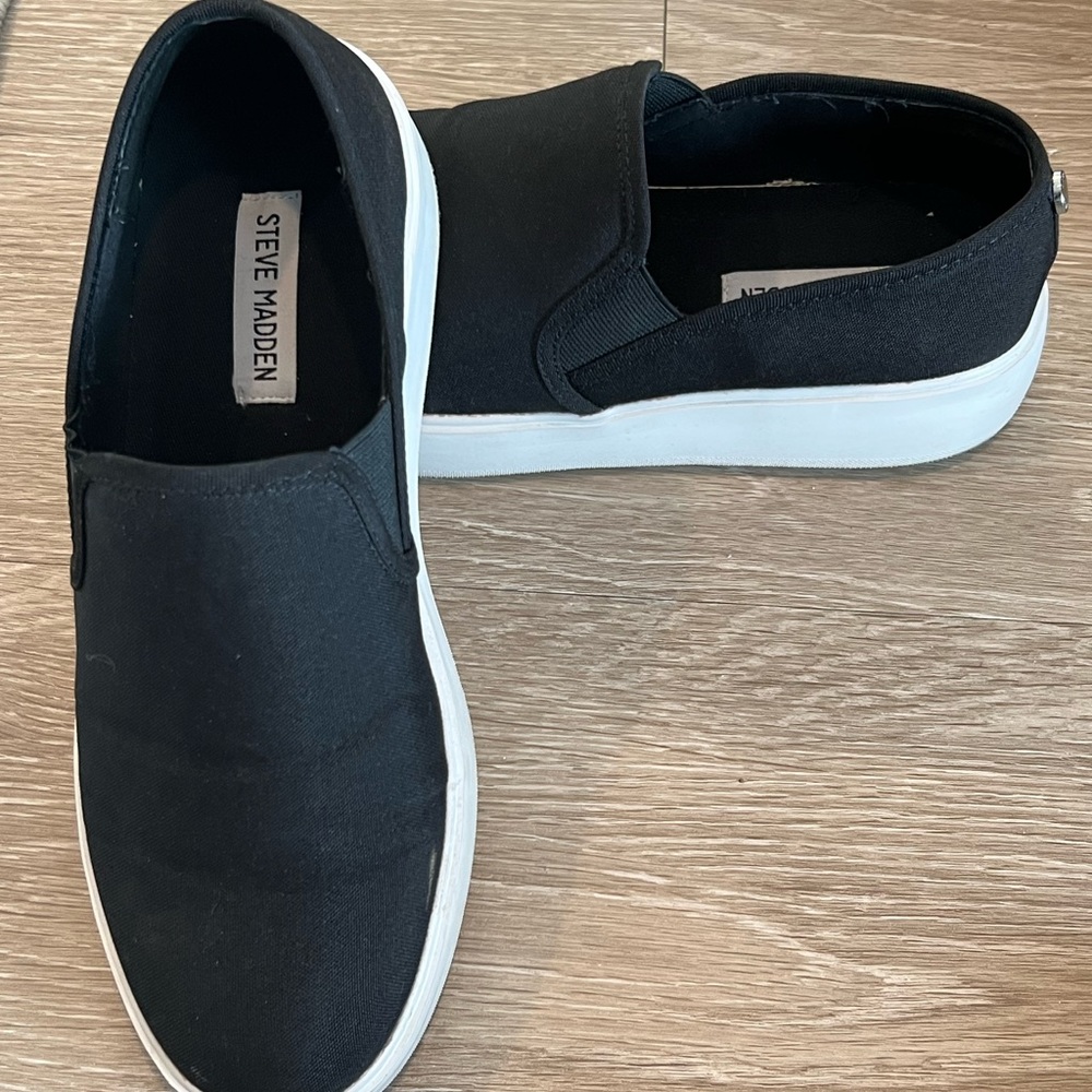 Very gently used Steve Madden slip on shoes